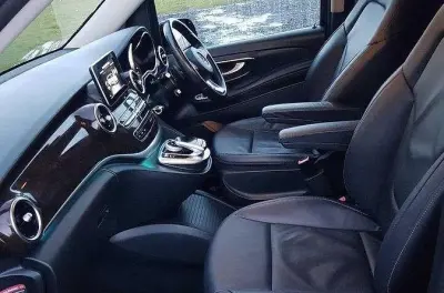 Privater Transfer Dingle–Dublin im Mercedes MPV für 7 Personen