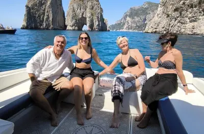 Tour en bateau de Positano à Capri : Faraglioni et grotte bleue