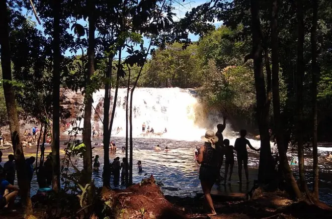 Wasserfälle & Regenwald ab Manaus: Höhlen, Wanderungen, Schwimmen
