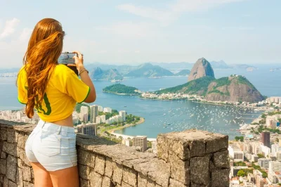 Sinta a energia do rio com um tour privado: cristo redentor, bondinho do pão de açúcar, copacabana e as cores da lapa. inclui traslado flexível e guia local especialista.