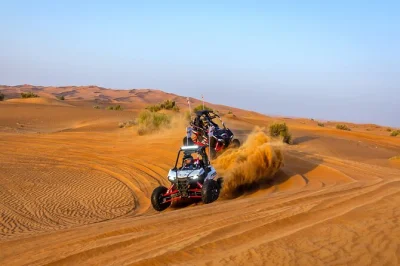 Découvrez le désert de dubaï en buggy polaris 1000cc, conduite solo avec prise en charge privée à l’hôtel, une heure d’aventure en autonomie et guides locaux à vos côtés. tout l’équipe