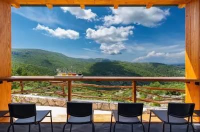 Hvar E-Bike-Tour zur Lacman-Weinkellerei: Selbstgeführte Weinprobe