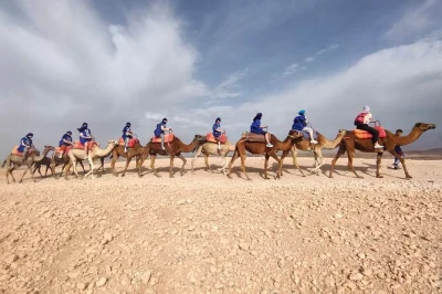 Descubre el desierto de marrakech con un paseo en camello entre dunas tranquilas, prueba un pañuelo tuareg y comparte té de menta con locales. recogida en hotel incluida.