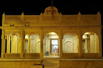 Erkunde jaisalmers goldene festung, jain-tempel und den alten basar mit einem einheimischen. entdecke patwon ki haveli, genieße chai mit stadtblick – alle eintrittspreise inklusive.