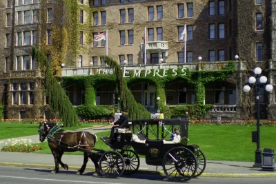 Découvrez victoria au rythme d’une calèche tirée par des chevaux, entre beacon hill park, la promenade de dallas road et ses quartiers historiques. accompagné d’un guide en uniforme.