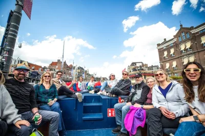 Scivola tra i canali stretti di amsterdam con una guida dal vivo, due drink inclusi e racconti autentici. partenza dal centro, gruppo ristretto e bagno a bordo.