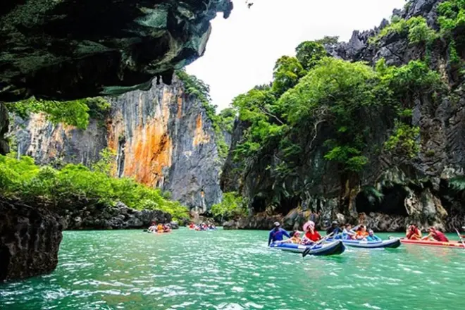 Phang Nga Bay: Canotaje por cuevas e islas desde Phuket