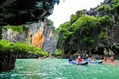 Phang Nga Bay: Canotaje por cuevas e islas desde Phuket