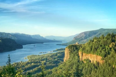 Descubre la niebla de multnomah falls, recorre en bici carreteras históricas y camina por senderos verdes en la columbia river gorge. incluye bici, guía, transporte y equipo.