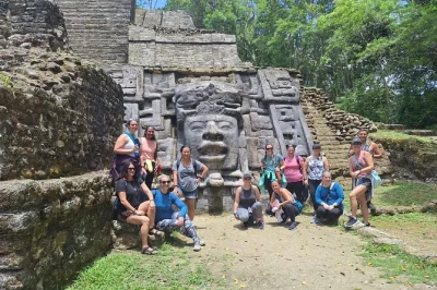 Scopri le rovine maya di lamanai in belize con una crociera sul fiume, antichi templi e un pranzo tipico locale. include trasferimenti, giro in barca e guida esperta.