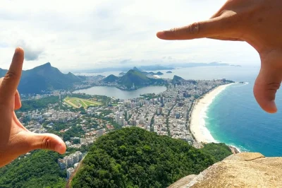 Découvrez rio à travers une randonnée guidée au morro dois irmãos depuis vidigal, avec histoires locales, vues imprenables sur la ville, photos et options de transport flexibles.