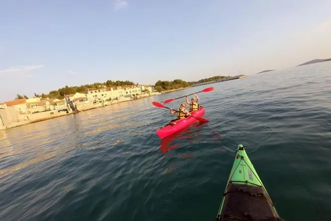 Kayak a la isla Prvić: Casas medievales de piedra desde el agua