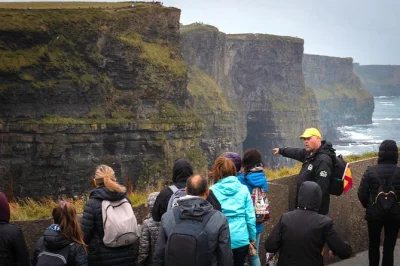 Explore a irlanda selvagem com guia em espanhol, caminhe pelos cliffs of moher, conheça as ruas animadas de galway e viaje com conforto em transporte privado.
