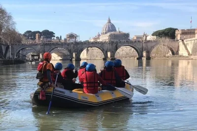 Vivi roma dal fiume tevere con guide locali, storie della città e uno snack tipico romano. tutta l’attrezzatura inclusa—prenota subito il tuo posto.