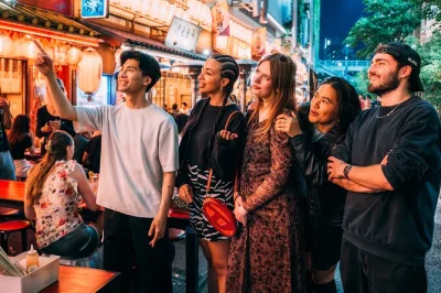 Partez avec un guide local dans les ruelles animées de shibuya, dégustez yakitori, tonkatsu et sake dans de vrais izakayas. dîner et boissons inclus — réservez vite.