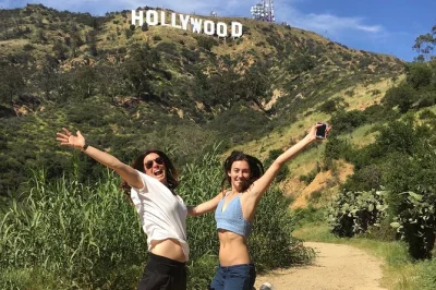 Scopri da vicino l’hollywood sign, passeggia a venice beach e assapora i sapori locali al farmers market di la, con guida privata e trasporto climatizzato inclusi.