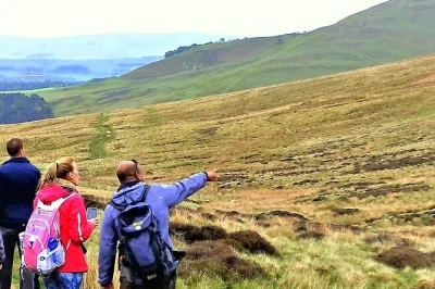 Scopri il lato selvaggio di edimburgo con un’escursione guidata alle pentland hills, avvista le famose highland cows e gusta snack inclusi. biglietto bus valido tutto il giorno e ritmo flessibile.