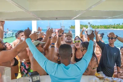 Sinta a vibe do caribe em um passeio de barco em punta cana: dance, faça snorkel nos recifes de corais, aproveite drinks tropicais e nade em uma piscina natural. open bar e petiscos inclusos.