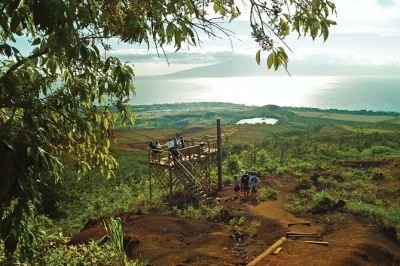 Sinta a adrenalina da tirolesa em ka'anapali, maui, voando sobre dois vales verdes com vistas incríveis da ilha. guia local e equipamento inclusos para facilitar sua reserva.