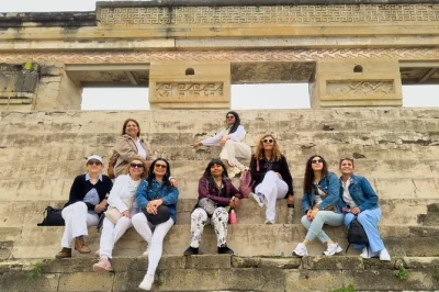 Erlebe die frische brise bei hierve el agua, erkunde die alten ruinen von mitla und koste echten mezcal direkt vor ort. inklusive abholung, zweisprachigem guide und lokalen verkostungen.