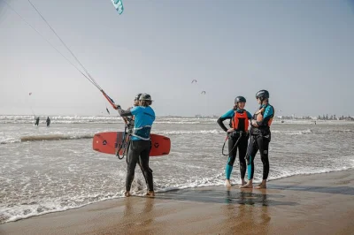 Sinta o vento do atlântico em essaouira com aulas de kitesurf para todos os níveis, equipamento novo e equipe local super receptiva. tudo incluso para sua sessão.