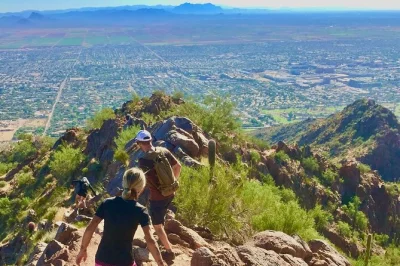 Scopri camelback mountain a phoenix con una guida esperta. include snack, acqua, e bevande fresche dopo la vetta, per un’esperienza indimenticabile nel deserto.