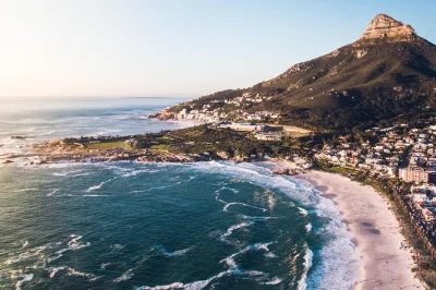 Kapstadt erleben: helikopterflug über camps bay, hout bay und den tafelberg. inklusive abholung am v&a waterfront, live-kommentar und sekt zum anstoßen.
