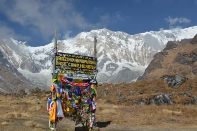 Découvrez le trek de l'annapurna base camp en 10 jours. accompagné par des guides locaux, visitez des villages gurung, détendez-vous aux sources chaudes et profitez des vues himalayennes. réservez