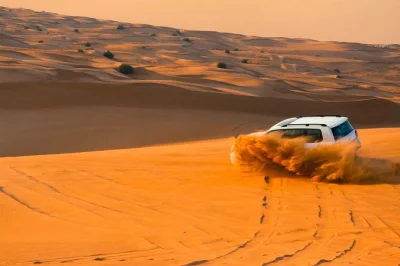 Qatar, safari nel deserto con dune bashing, bagno al mare interno e cena a buffet in campo beduino. trasporto privato incluso per un’avventura unica.