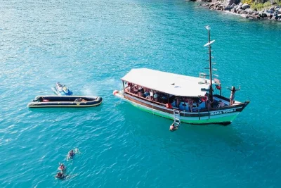 Arraial do cabo, prainhas do atalaia & gruta azul: genieße eine entspannte bootstour, schwimme im türkisblauen wasser, schnorchle, lande direkt an inselstränden & koste lokale snacks.