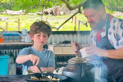 Descubre nosara cocinando platos típicos de costa rica con una chef local, aprende técnicas a la leña y disfruta un almuerzo casero con jugo natural incluido.