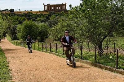 Scopri la valle dei templi di agrigento in monopattino elettrico, accompagnato da una guida locale e audio guida inclusa. prenota subito il tuo posto!
