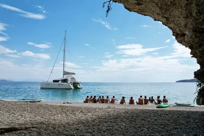 Navegação em catamarã em Nafplio: Passeio privado com snorkel