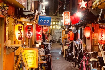 Descubre sangenjaya en tokio: prueba kushikatsu, okonomiyaki a la parrilla y tres izakayas únicas con guía local. cena incluida y horarios flexibles.