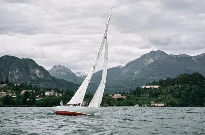 Tour privé en voilier sur le lac de Côme avec apéritif