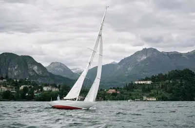 Tour privado en velero por el lago de Como con aperitivo