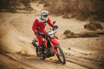 Scopri il sud di fuerteventura in sella a una moto enduro guidata. percorri sentieri selvaggi, assaggia piatti locali e goditi attrezzatura e formazione incluse.