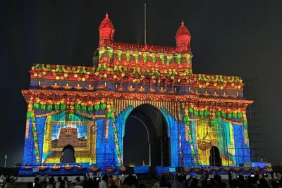 Feel mumbai’s pulse after dark with a local guide—see chhatrapati shivaji terminus lit up, stroll marine drive, taste street snacks, and enjoy private pickup.