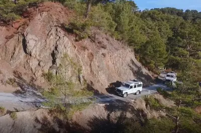 Troodos-Gebirge 4x4 Tour ab Larnaka: Wasserfälle & Wein