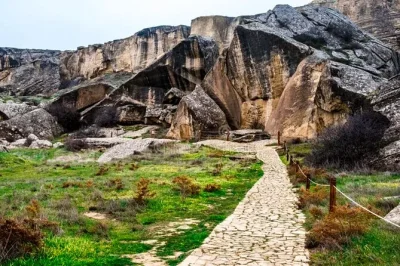 Descubra as gravuras antigas de gobustan, admire o fogo eterno de yanar dag e veja os vulcões de lama borbulhando – com guia local, almoço e traslado incluídos.