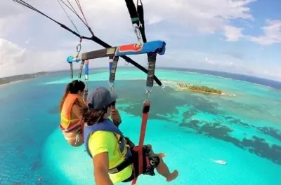 Parasailing San Andrés: 15-min flight over sea of colors
