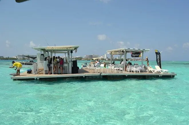 Ibiza floating bar San Andrés: Cocktail caraibici sull’acqua