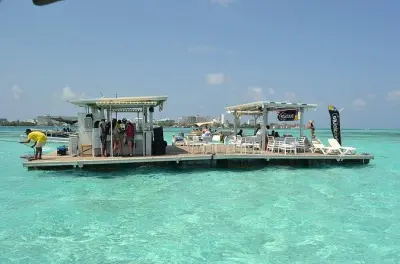Ibiza Floating Bar San Andrés: Karibische Cocktails auf dem Wasser