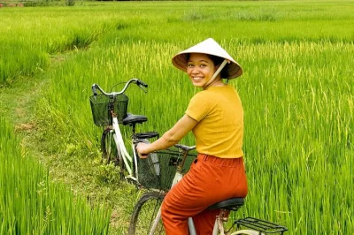 Explore o campo de hoi an pedalando em grupo pequeno, prove os tradicionais bánh bèo, experimente vinho de arroz caseiro e conheça artesãos locais. inclui transporte e guia especialista.