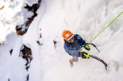 Experimente a escalada no gelo em telluride em uma excursão guiada de meio dia. todo o equipamento incluso. perfeito para iniciantes, famílias e quem busca uma nova aventura de inverno.