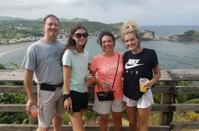 Traslado privado desde el aeropuerto en St Lucia con guía local