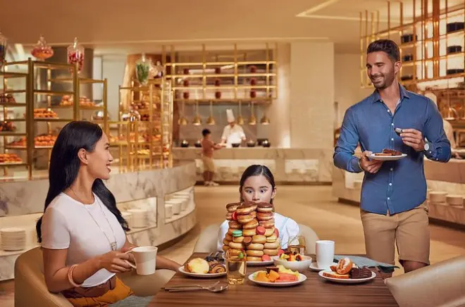 Buffet de cena saffron en dubai: Más de 220 platos y cocina en vivo