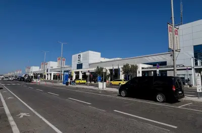 Privater Transfer Kalamata–Flughafen Athen im Mercedes Benz Van