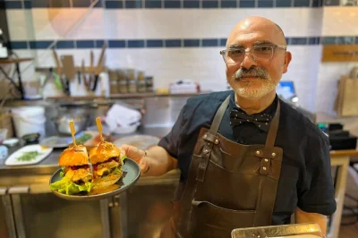 Descubra os sabores de surry hills em sydney com 8 degustações, passeio pela oxford street, histórias locais e bebidas incluídas. tour exclusivo para adultos em grupo pequeno.