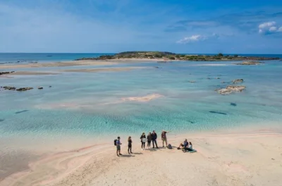 Comece seu passeio privado em creta com pickup no hotel, areia rosa da praia de elafonisi, degustação de mel e almoço em vila típica. totalmente personalizável com motorista local.